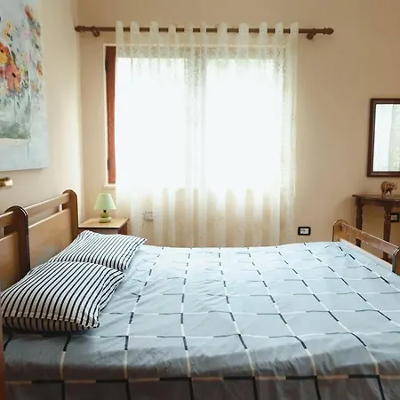 Rare With Private Parking & Garden Appartement *