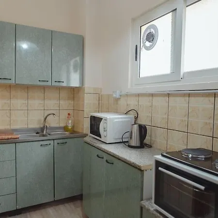 Rare With Private Parking & Garden Appartement