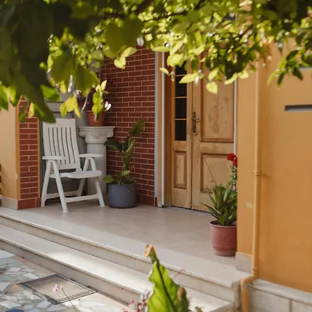 Rare With Private Parking & Garden Appartement