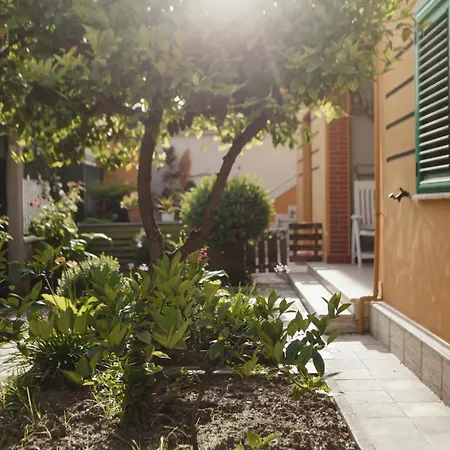Rare With Private Parking & Garden *