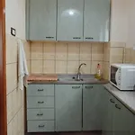Apartment Rare With Private Parking & Garden *