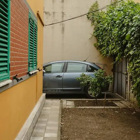 Rare With Private Parking & Garden * Durrës