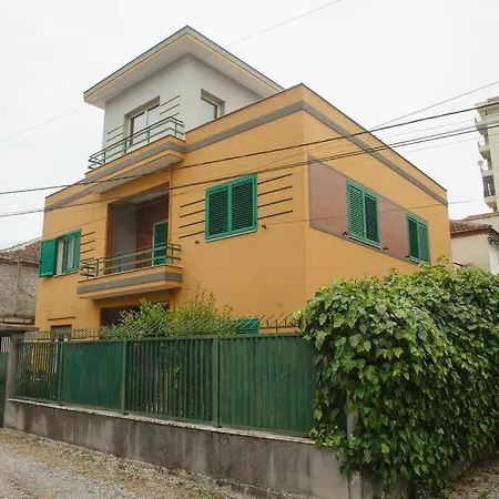 Apartment Rare With Private Parking & Garden *