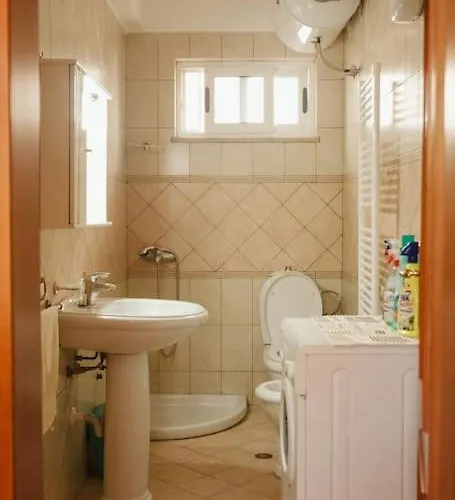 Apartment Rare With Private Parking & Garden