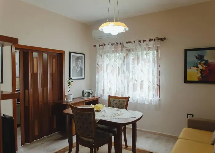 Rare With Private Parking & Garden *