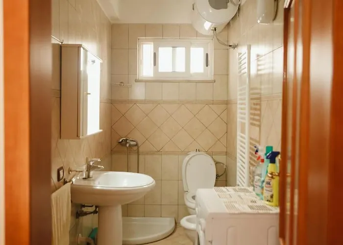 Rare With Private Parking & Garden * Durrës