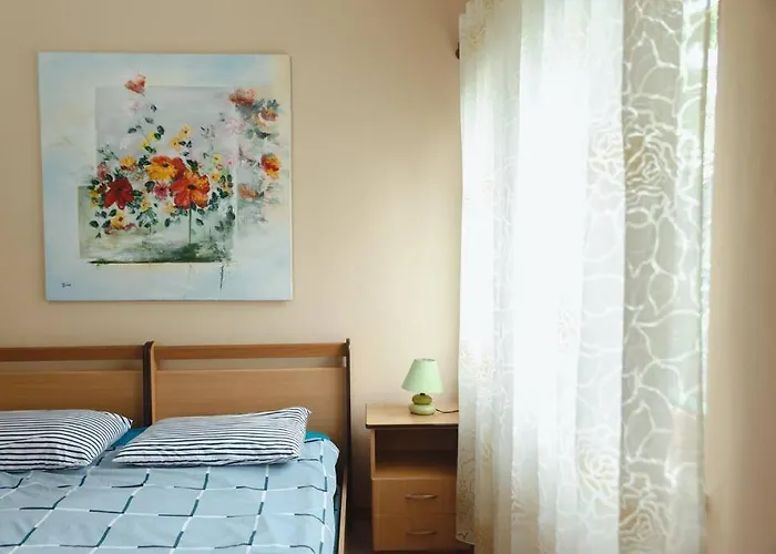 Rare With Private Parking & Garden *