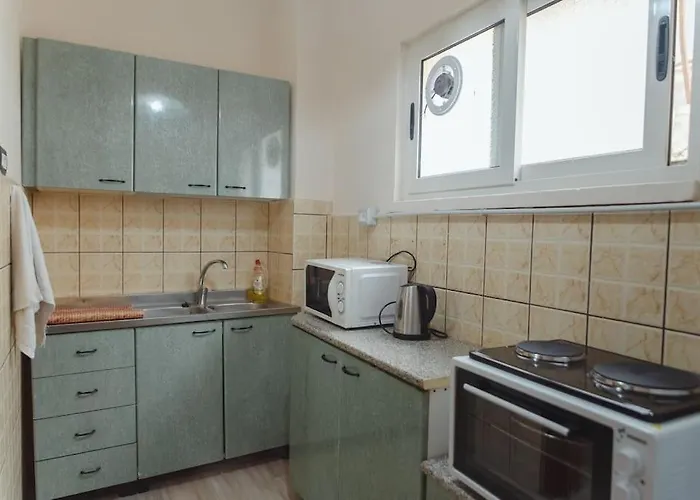 Rare With Private Parking & Garden Appartamento