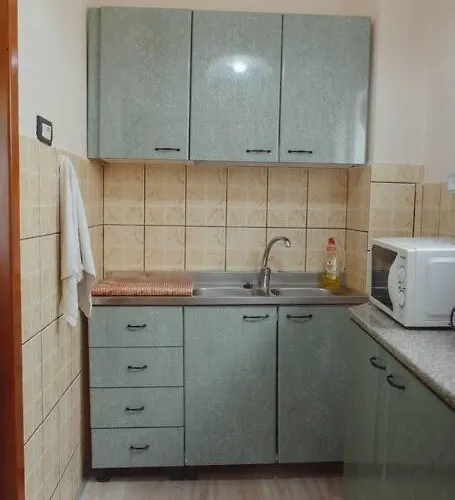 Apartment Rare With Private Parking & Garden *