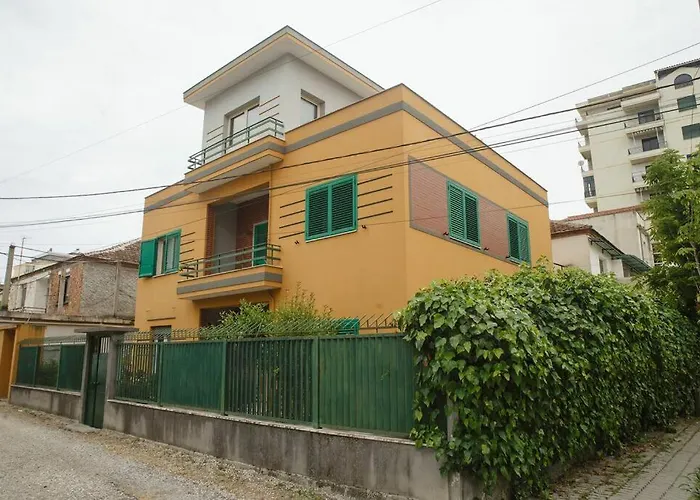 Apartment Rare With Private Parking & Garden *