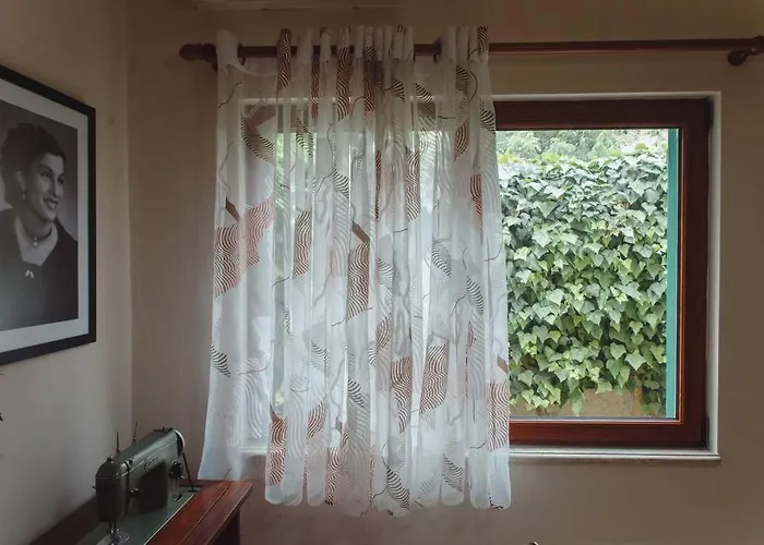 Rare With Private Parking & Garden Durrës