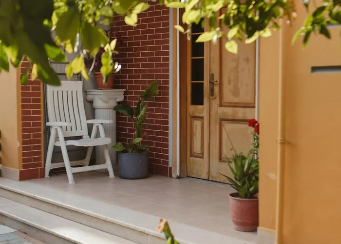 Rare With Private Parking & Garden Appartamento