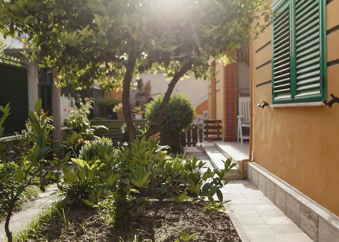 Rare With Private Parking & Garden *